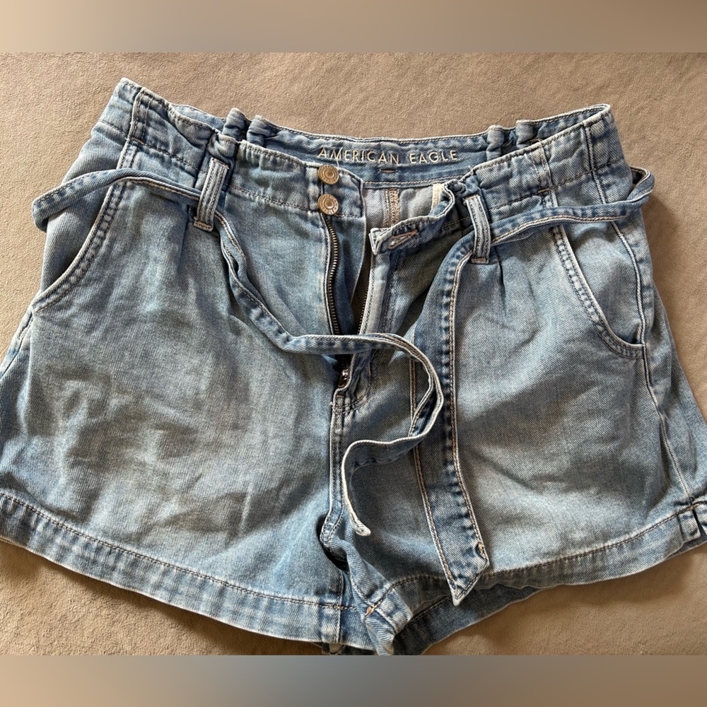 American Eagle High Waist Belted Mom Short Light Wash